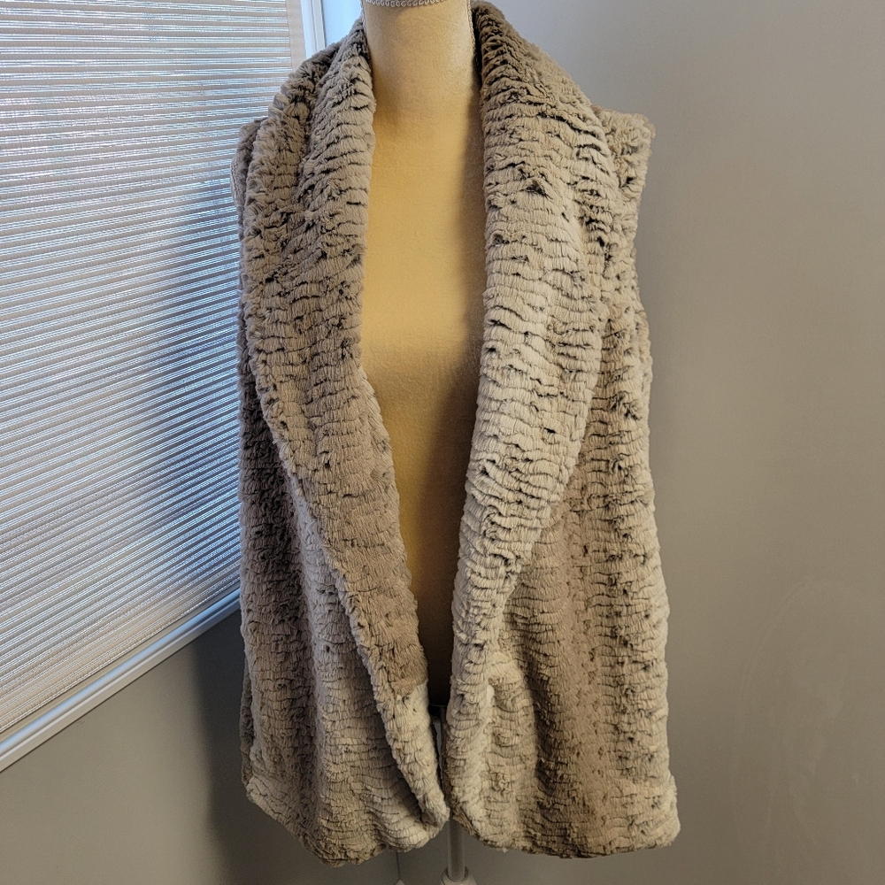 Charlie Paige Faux Fur Vest Lined Silver Neutral Tones Pockets Womens Small